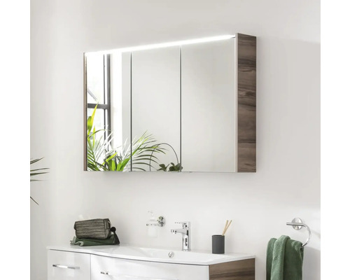 Spiegelschrank mit Beleuchtung über Waschbecken