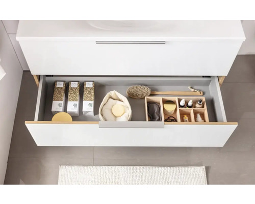 Offene Schublade eines Badezimmerschranks mit verschiedenen Badezimmerartikeln