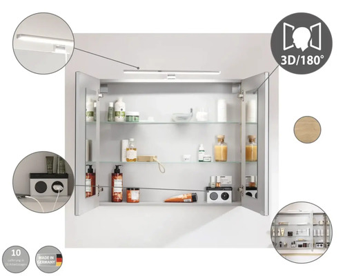 Geöffneter Spiegelschrank mit Beleuchtung und Glasablagen