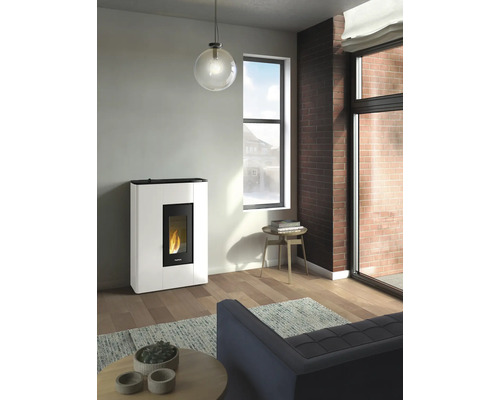 Wohnzimmer mit Pelletofen, Lampe und Fenster