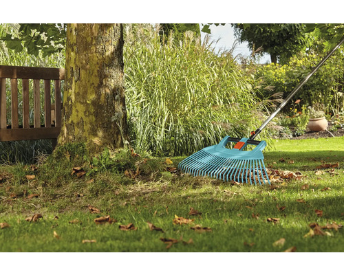 Laubbesen im Einsatz zum Entfernen von Laub im Garten.