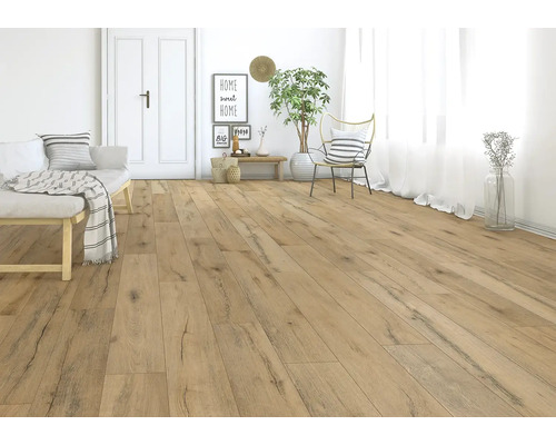 Heller Wohnraum mit Holzboden in Dielenoptik