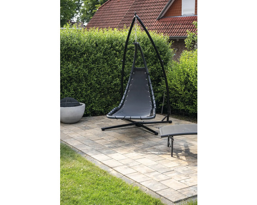 Hängesessel mit Gestell auf einer Terrasse