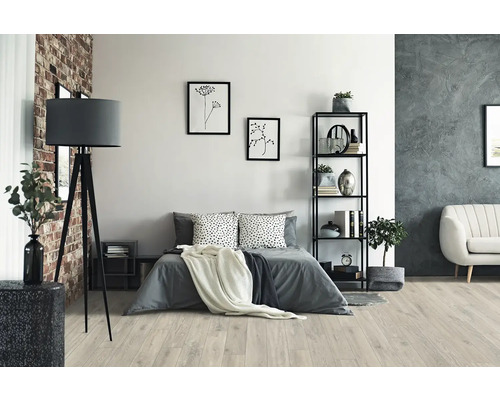 Modernes Schlafzimmer mit Bett, Stehlampe und Regal