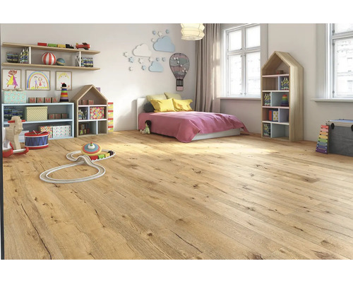 Kinderzimmer mit Holzboden, Spielzeugen, Regalen und einem Bett.