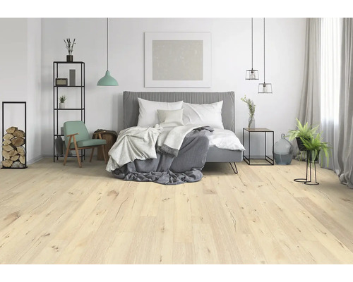 Modernes Schlafzimmer mit Holzboden, Bett und minimalistischer Dekoration