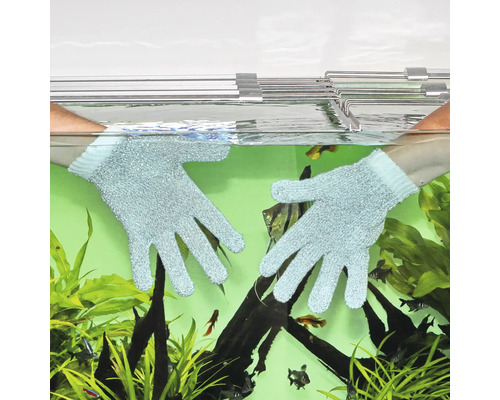 Zwei Hände mit Aquariumhandschuhen, die in ein Aquarium greifen