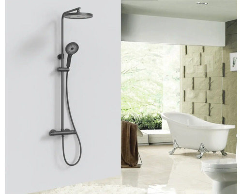 Duschsäule mit Kopf- und Handbrause in Badezimmerumgebung mit Badewanne und Toilette