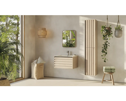 Badezimmer mit Waschtischunterschrank, Spiegelschrank und Hochschrank in hellem Holzdesign, Zimmerpflanzen und Wäschekorb