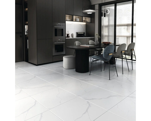 Heller, moderner Küchenbereich mit weißen Marmorfliesen, Esstisch und Küchenzeile