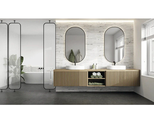 Modernes Badezimmer mit Doppelwaschtisch, Spiegeln und Raumtrenner