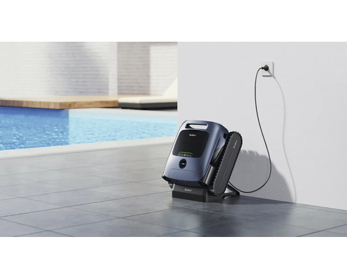 Automatische Poolreinigung auf Ladestation neben Pool