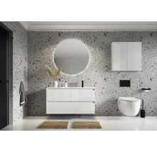 Modernes Badezimmer mit Waschtisch, Spiegel, Hängeschrank und Toilette vor gemusterter Wand.