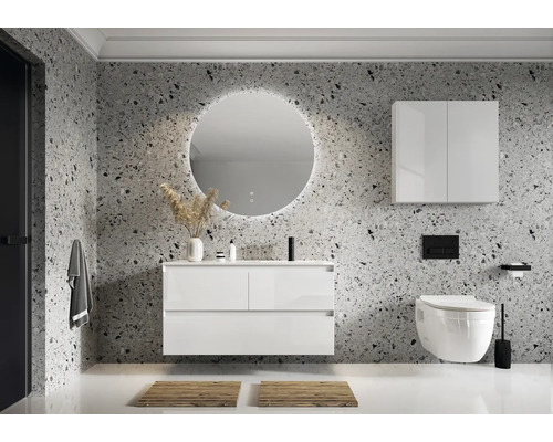 Modernes Badezimmer mit Waschtisch, Spiegel, Hängeschrank und Toilette vor gemusterter Wand.