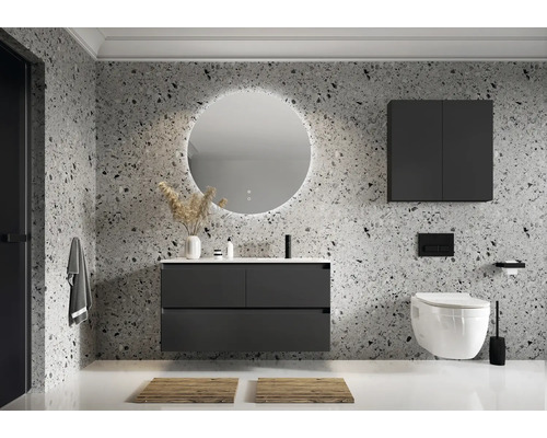 Modernes Badezimmer mit Waschtisch, Spiegel, Hängeschrank und Toilette vor gemusterter Wand