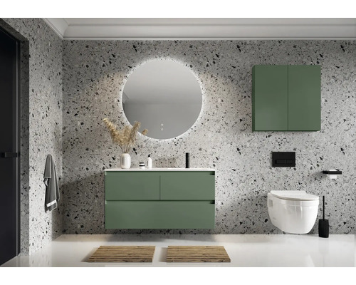 Modernes Badezimmer mit Waschtisch, Spiegel, Hängeschrank und Toilette vor einer strukturierten Wand