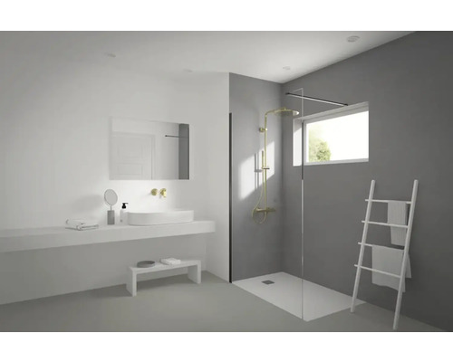 Helles Badezimmer mit Waschbecken, Dusche, Spiegel und Handtuchhalter