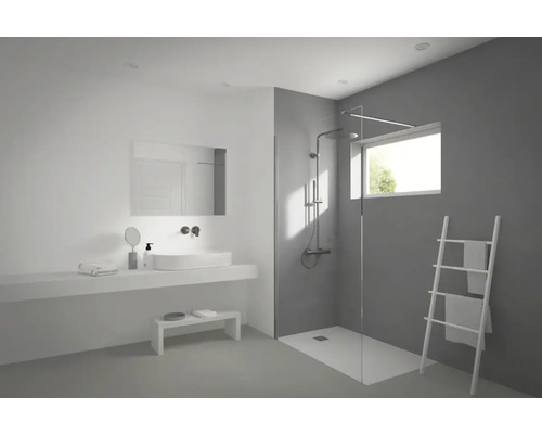 Badezimmer mit Dusche, Waschbecken, Spiegel und Handtuchleiter