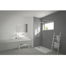 Helles Badezimmer mit Dusche, Waschtisch, Spiegel und Handtuchhalter