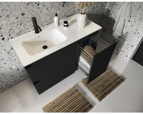 Modernes Badezimmer mit Waschtischunterschrank, Waschbecken, Armatur und Wäschekorb.
