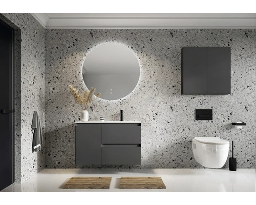 Modernes Badezimmer mit Waschbeckenunterschrank, Spiegelschrank und Wand-WC vor gemusterter Wand