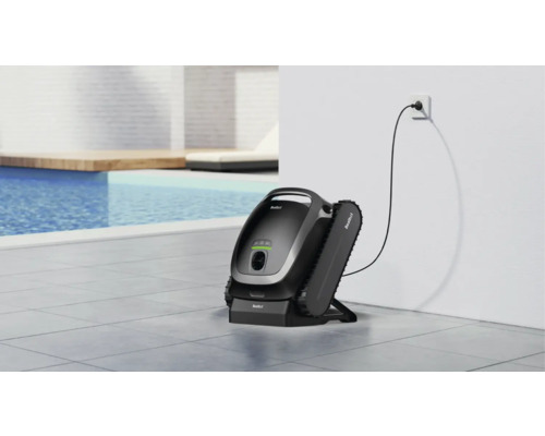 Automatische Schwimmbadreinigung neben einem Schwimmbecken, angeschlossen an eine Steckdose.
