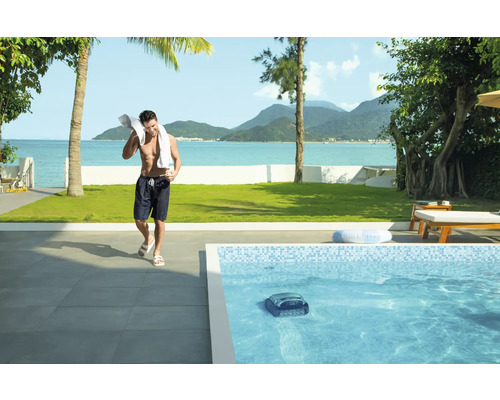 Szene mit einem Pool, einem Poolroboter und einem Mann mit einem Handtuch
