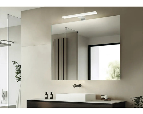 Modernes Badezimmer mit Spiegel, Waschbecken und Beleuchtung