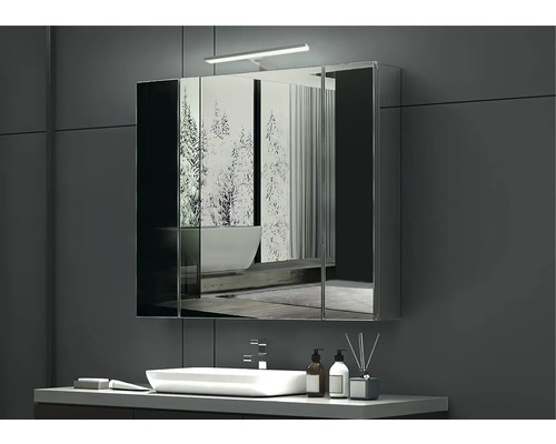 Modernes Badezimmer mit Spiegelschrank, Waschbecken und Armatur