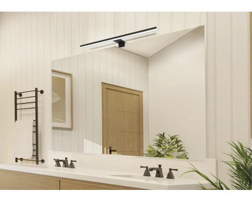 Helles Badezimmer mit Spiegel, Waschbecken, Armaturen, Handtuchwärmer und Beleuchtung