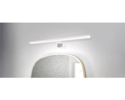 Badezimmer mit Spiegel und Wandleuchte