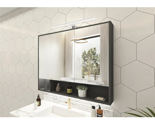 Badezimmer mit Spiegelschrank, Aufsatzwaschbecken und Beleuchtung