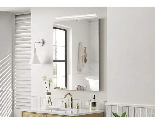 Badezimmer mit Spiegelschrank, Waschtisch, Armatur und Dekor