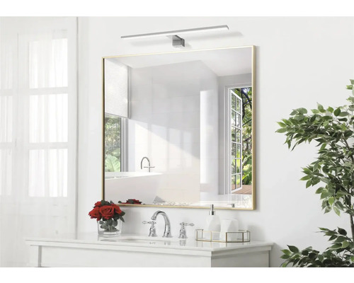 Quadratischer Spiegel mit Beleuchtung über Waschbecken im Badezimmer.