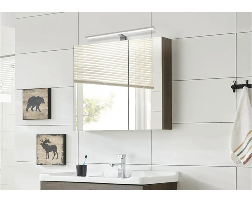 Modernes Badezimmer mit Spiegelschrank, Waschbecken und Wanddekoration