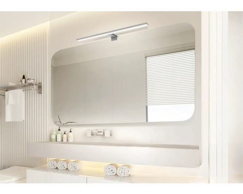 Helles Badezimmer mit Spiegel, Waschtisch und Handtüchern