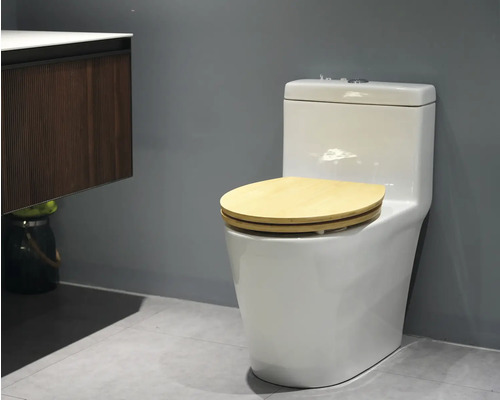 Weißes Stand-WC mit hellem Holzdeckel im Badezimmer