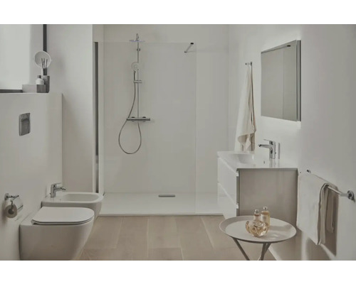 Modernes Badezimmer mit Dusche, Waschbecken, Toilette und Bidet für ein helles und geräumiges Ambiente.