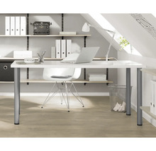 Arbeitszimmer mit Schreibtisch, Stuhl, Regalen und Büromaterialien in einem Dachgeschoss.