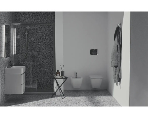 Modernes Badezimmer mit Dusche, Waschtisch, Bidet und Toilette.