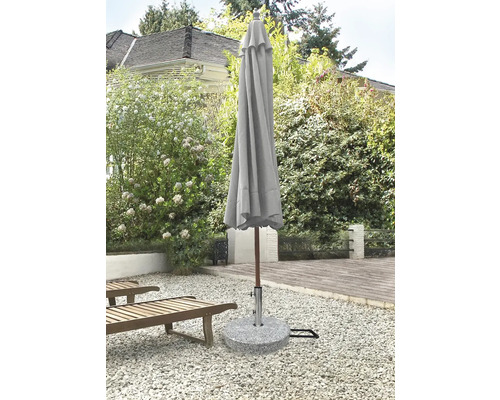 Geschlossener Sonnenschirm mit Schirmständer auf einer Terrasse