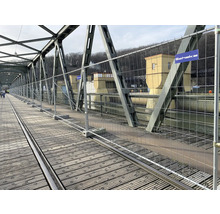 Baustellenabsperrung auf einer Brücke mit Schake Logo