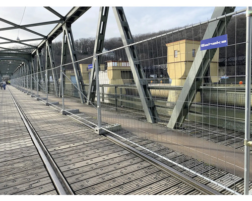 Baustellenabsperrung auf einer Brücke mit Schake Logo