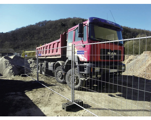 MAN Lastwagen hinter einem Bauzaun