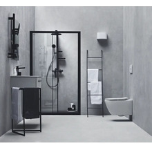Modernes Badezimmer mit Dusche, Waschtisch, Handtuchhalter und Wandtoilette