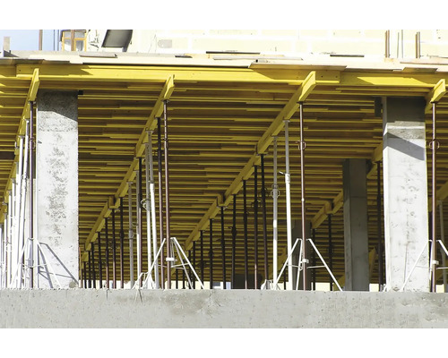 Baustelle mit Betonsäulen, Holzschalung und Stahlstützen