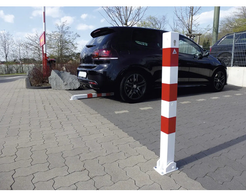 Absperrpfosten aus Stahl mit rot-weisser Markierung und Dreieck-Symbol