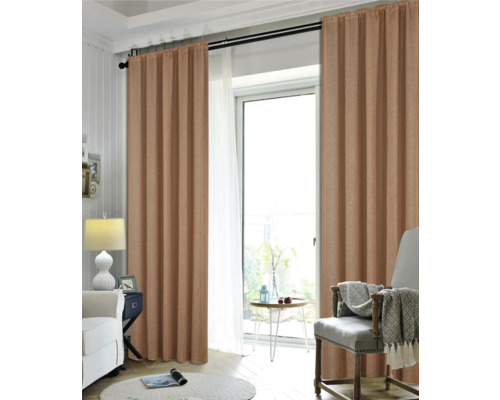 Wohnzimmer mit Vorhängen und Sitzgelegenheit nahe dem Fenster.