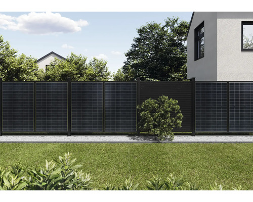 Gartenzaun mit Solarmodulen und Holzelementen im Außenbereich