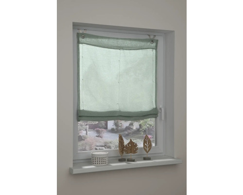 Blick auf ein Fenster mit einem grünen Faltrollo.